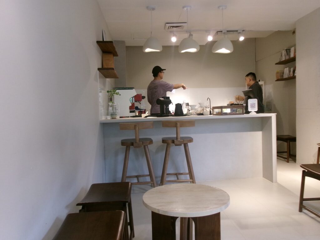 About Coffee Co.のミニマルでおしゃれな店内