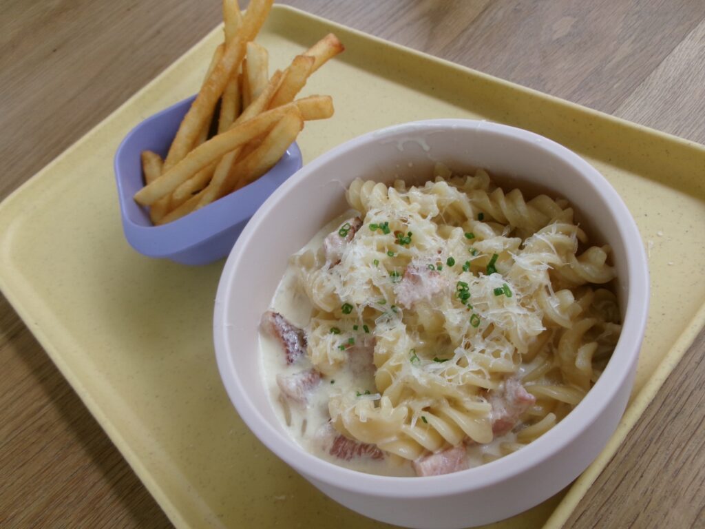 Frankie & Fern'sの美味しそうなキッズパスタとポテト