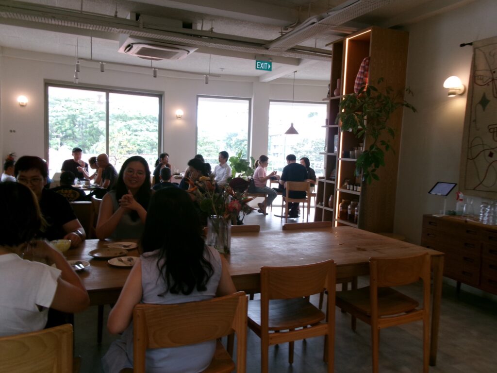 Frankie & Fern'sの店内とお客さんで賑わっている様子