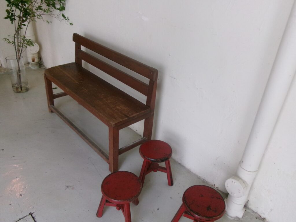 Paaruのお店の外に並ぶベンチ