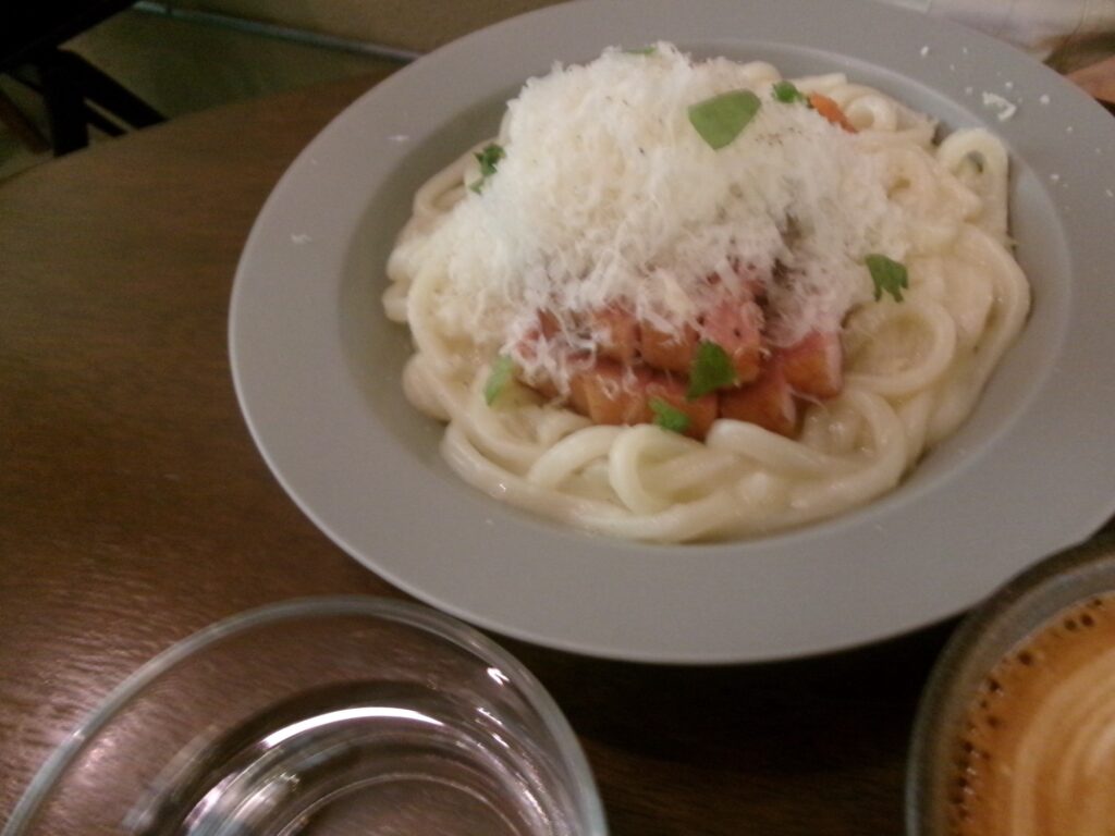 おしゃれで豪華なカルボナーラうどん