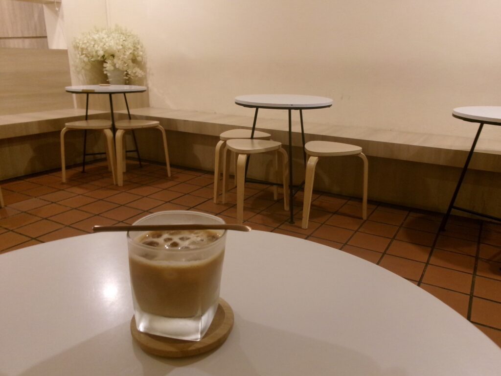 カトンのカフェ「pull. in coffee」のカフェラテ