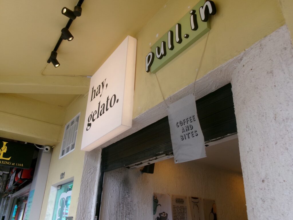 カトンのジェラート屋さんとカフェの外観