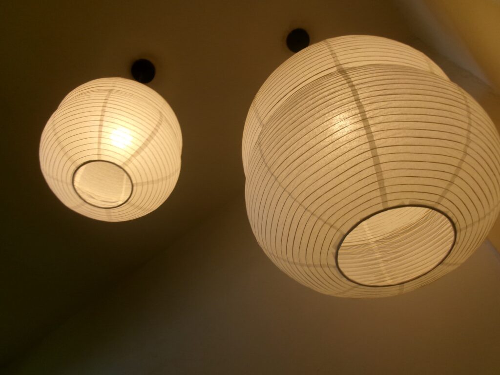 カフェの中のおしゃれな照明