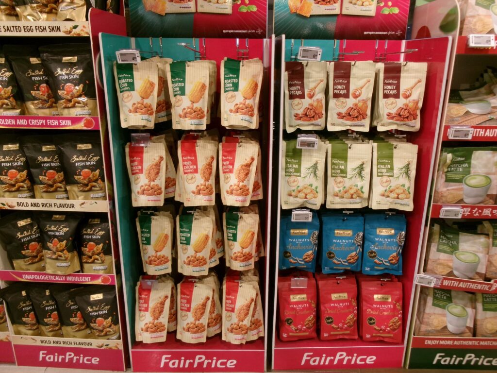 フェアプライス(ローカルスーパー)でナッツが売られている様子
