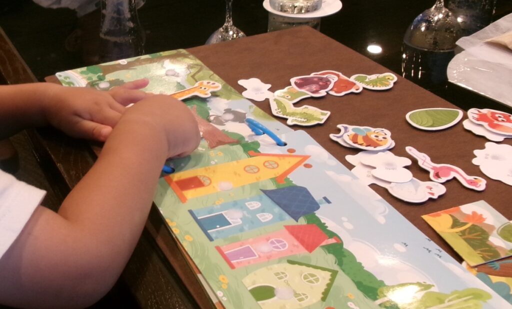 子どもがビジーブックで遊んでいる様子