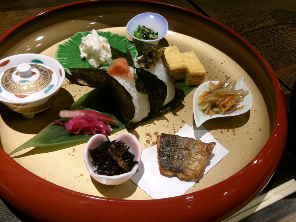 日本らしいおにぎりと副菜のプレート