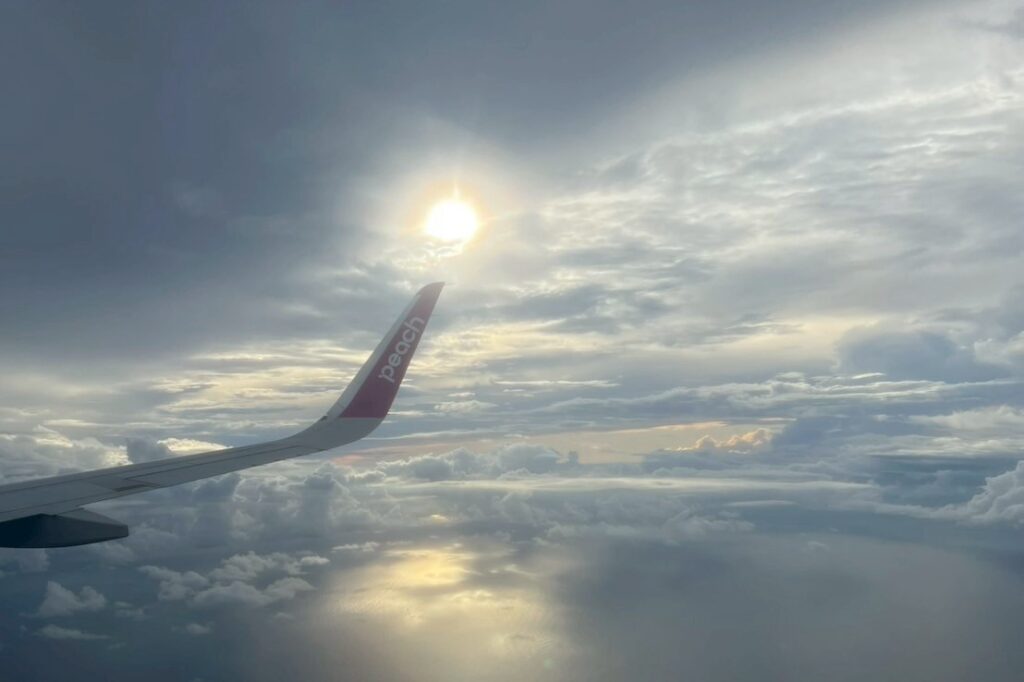 飛行機の窓から外を見た様子