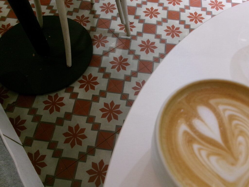 MICROのドリンクとおしゃれなタイルの床