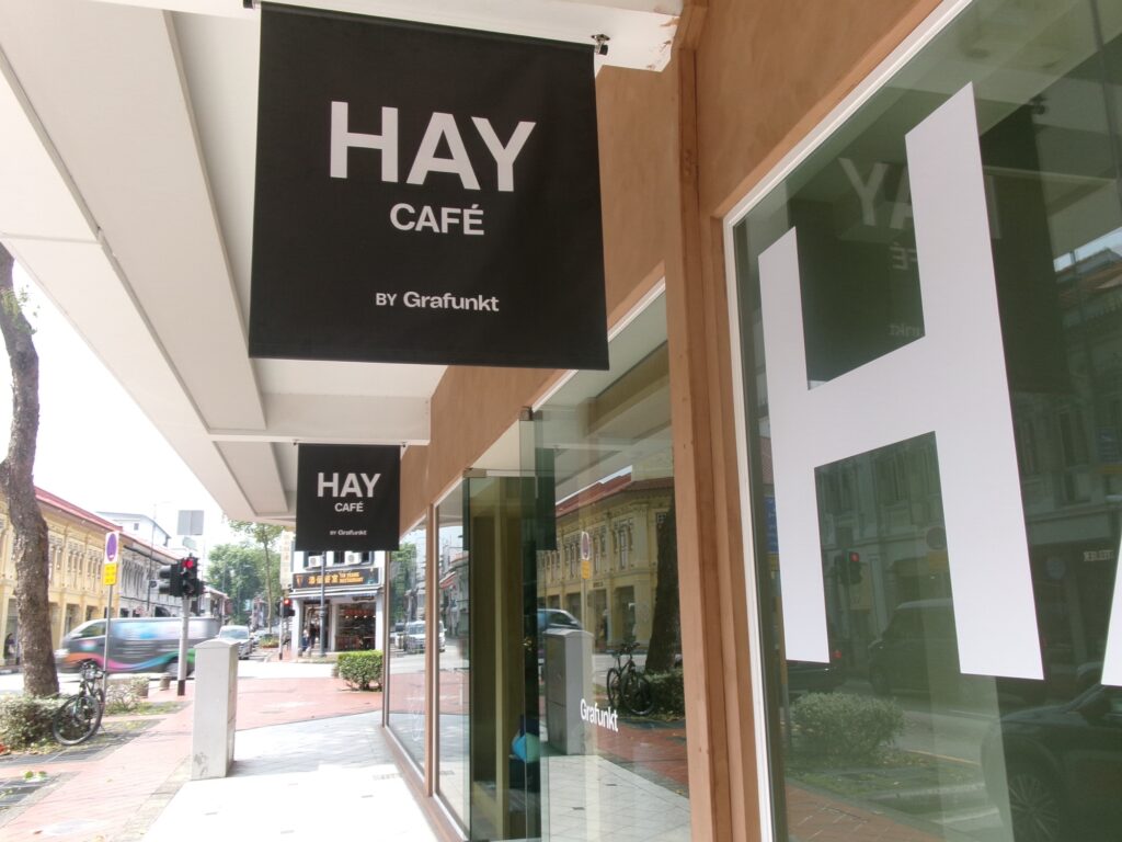 HAYも取り扱っている雑貨屋さんとコーヒースタンドの外観