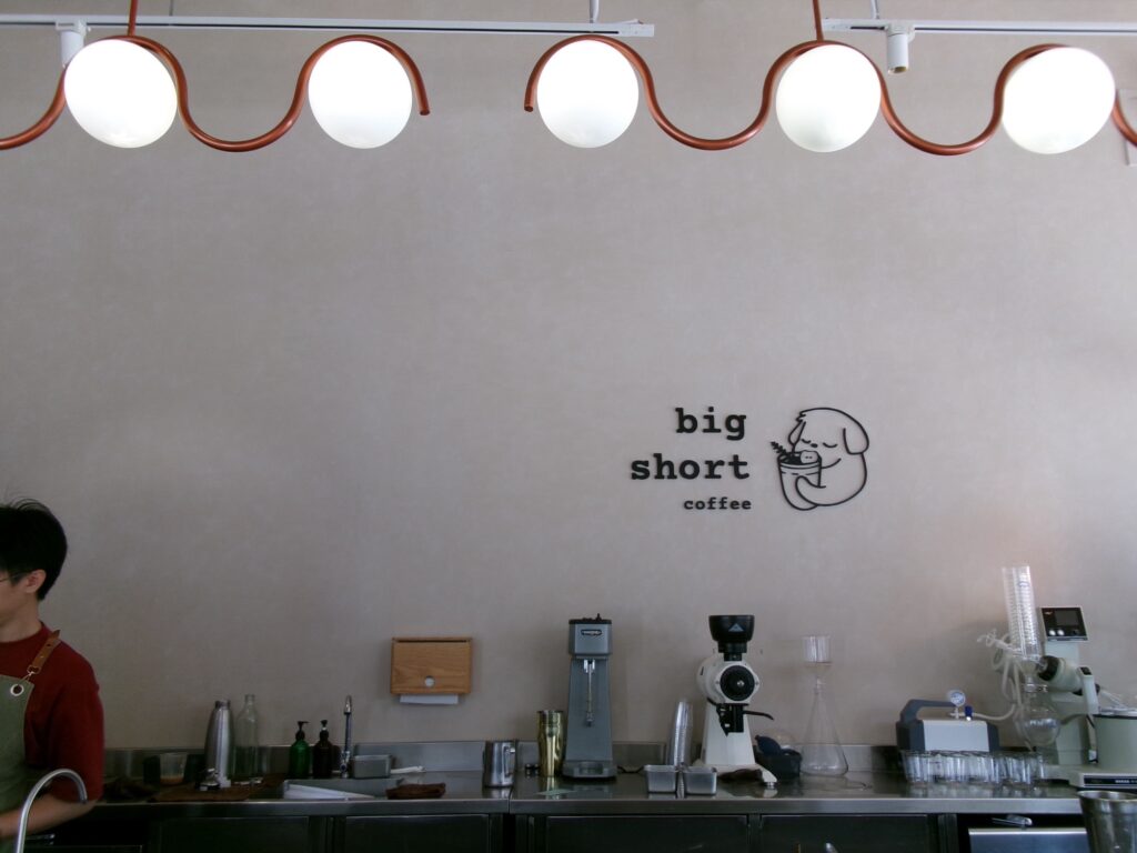 Big Short Coffeeのライトがおしゃれな店内