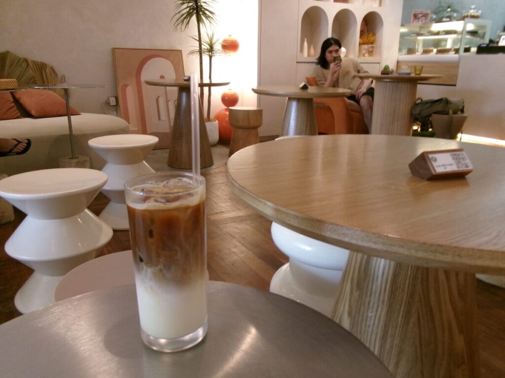 The Coffee Codeのおしゃれな店内ときれいな二層のラテ