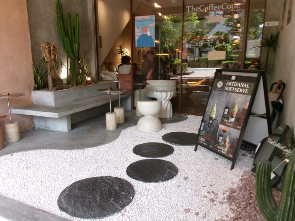 The Coffee Codeのお店の外もかわいい