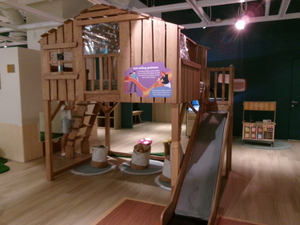 The Art Groundの滑り台とツリーハウスが一体となった遊具
