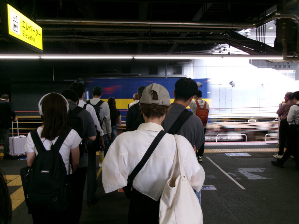 日本の電車を待つ列、しっかり整列している