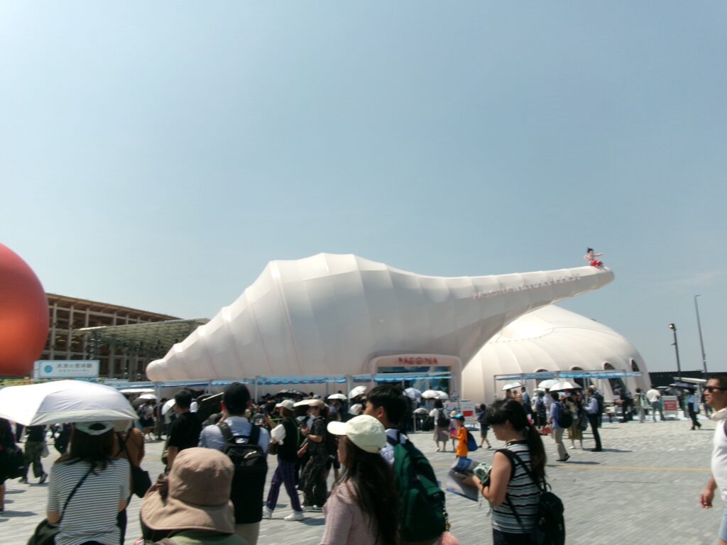 大阪万博のパソナパビリオンのアトムがいる外観