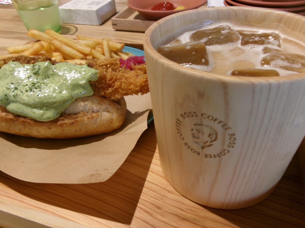 木の器やトレーがかわいいランチ