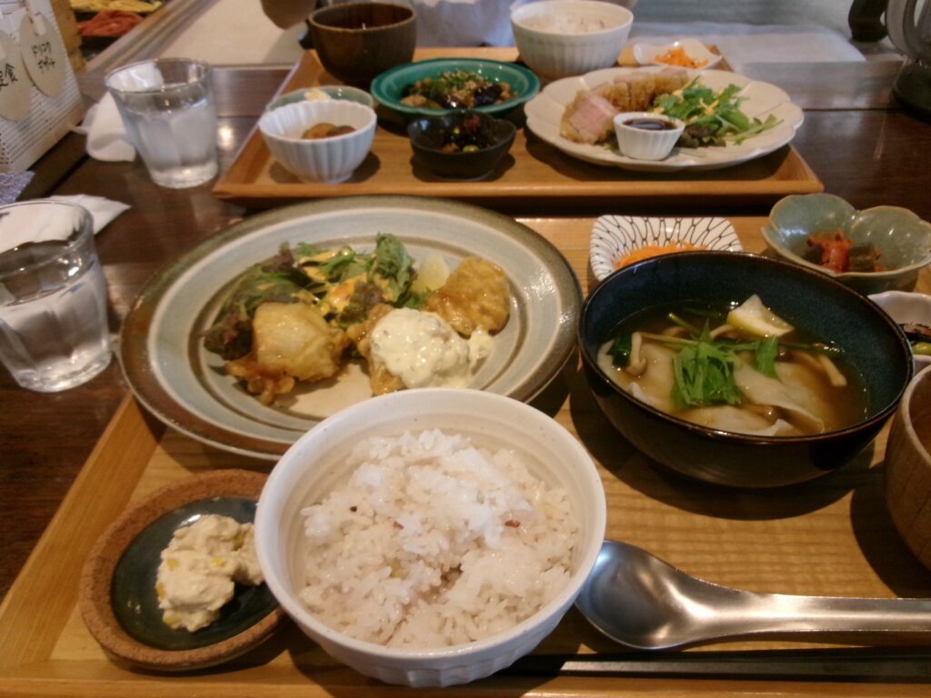 日本のカフェの定食。
