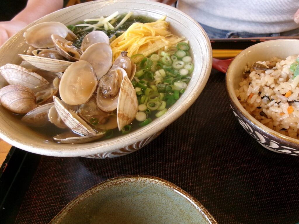 人気店「帆掛きそば」のアサリの沖縄そば