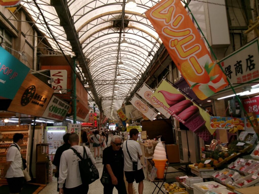 沖縄の国際通り近くの商店街