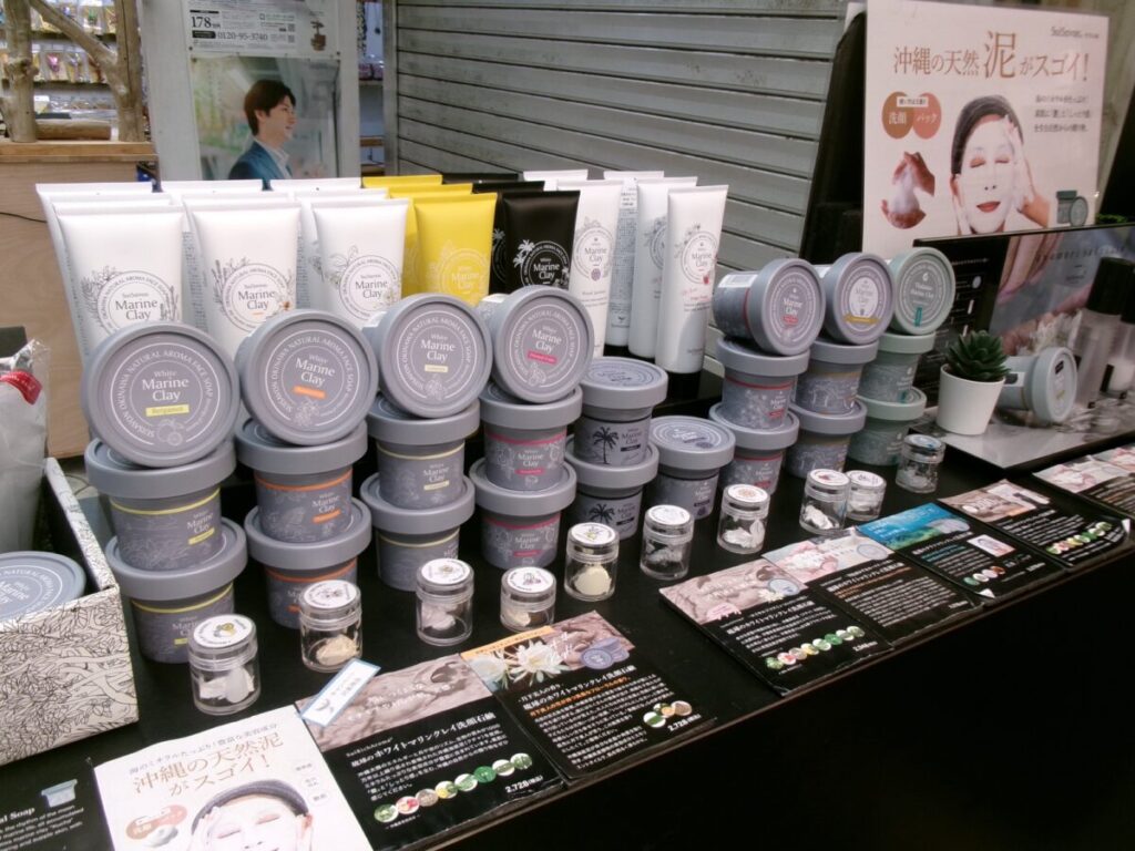 沖縄石鹸の洗顔や商品が並んでいる様子
