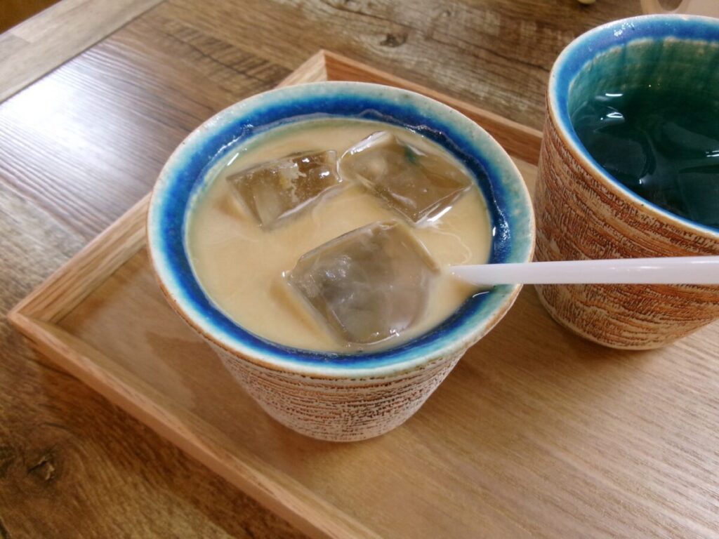 やちむん通りに向かう途中のカフェ「cafe 琉白」