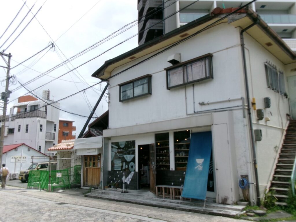 やちむん通りにある「UTSUWA チャタロウ」の外観