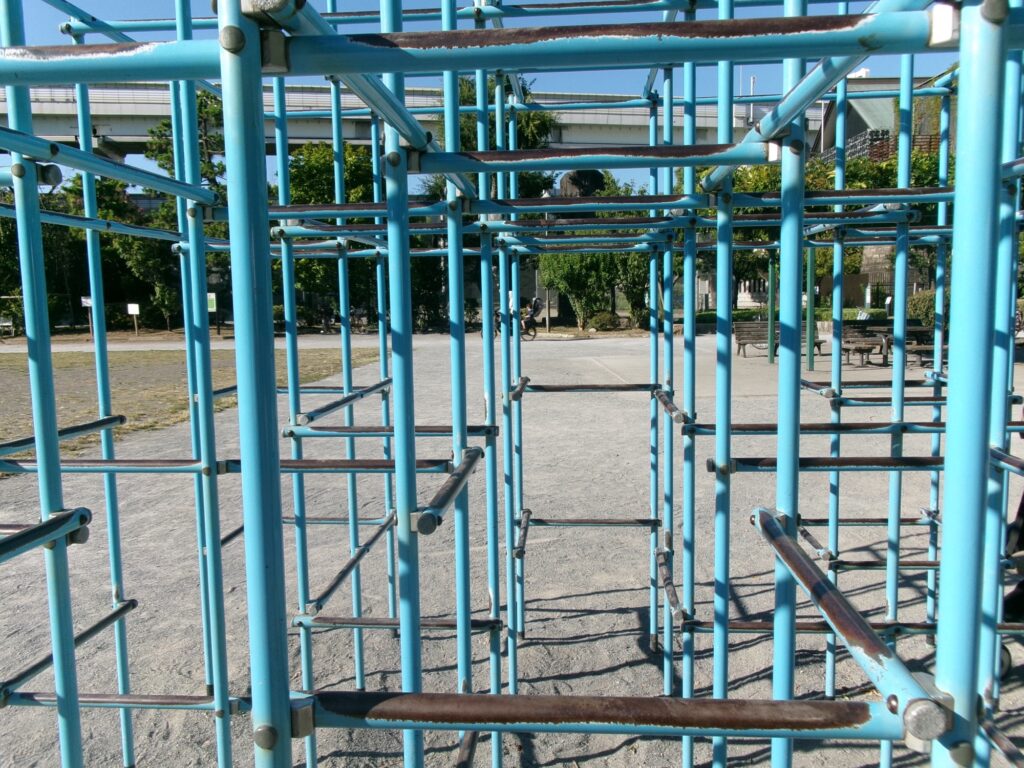 日本の公園。ジャングルジム。