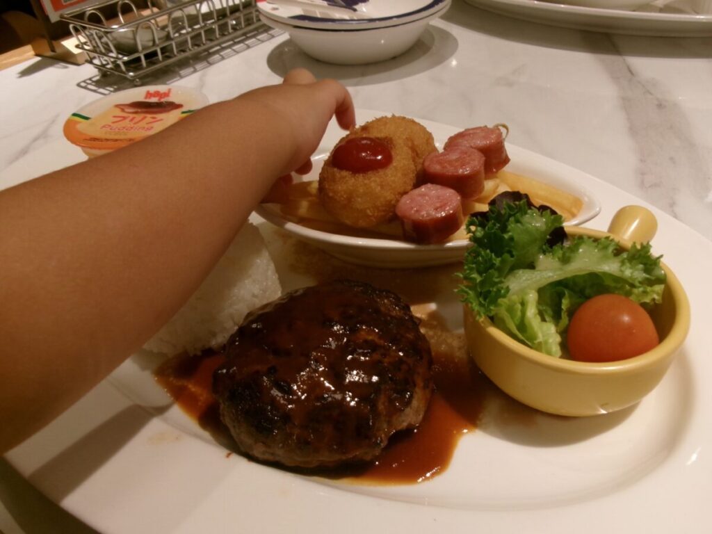 シンガポールのロイヤルホストのキッズメニュー（ハンバーグ）