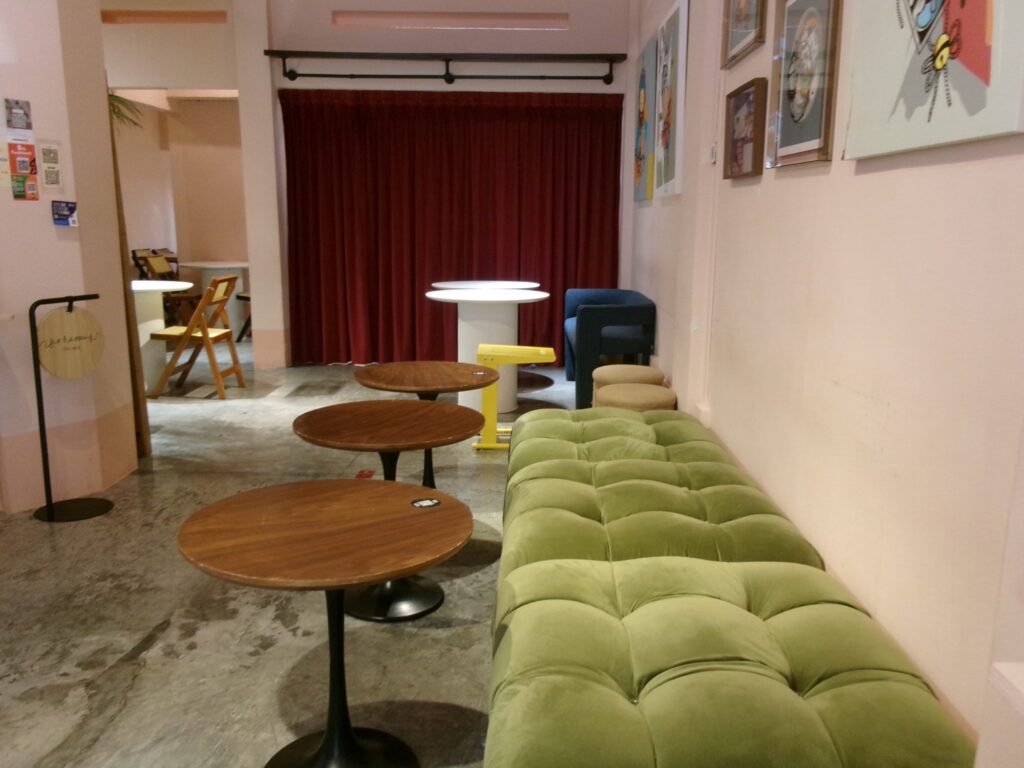 Kōhī Roastery & Coffee Barのふかふかのソファの座席