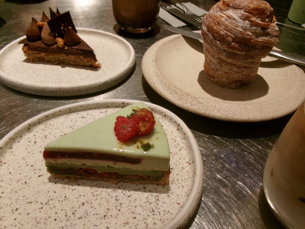 APTICOのピスタチオのタルトとヘーゼルナッツのケーキ、クロッフィン。