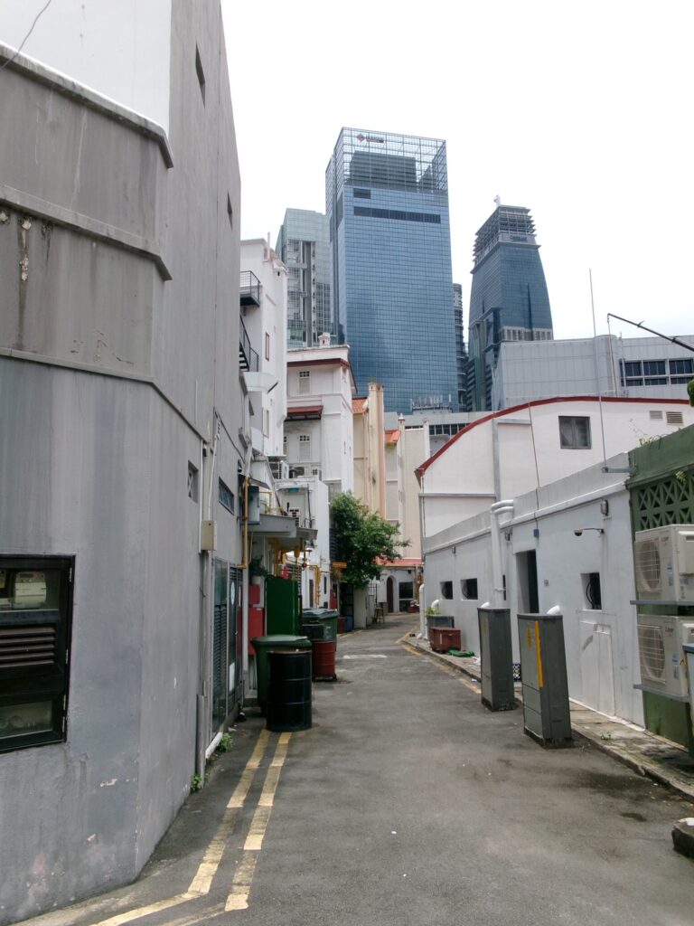 ローカル感のある建物と、奥に見える高層ビル