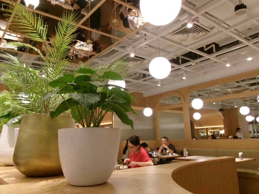 シンガポールのロイヤルホストの店内