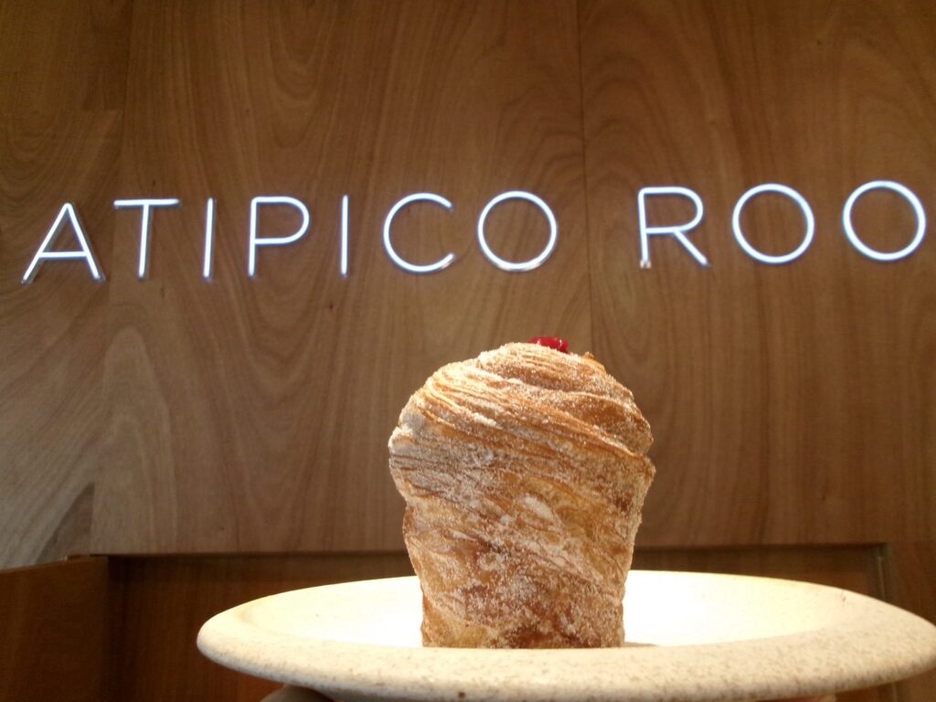 APTICO ROOMのサインとクロッフィン