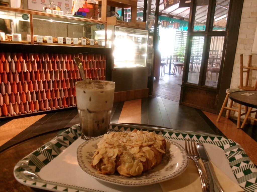 tiong bahru bakeryのアーモンドクロワッサン