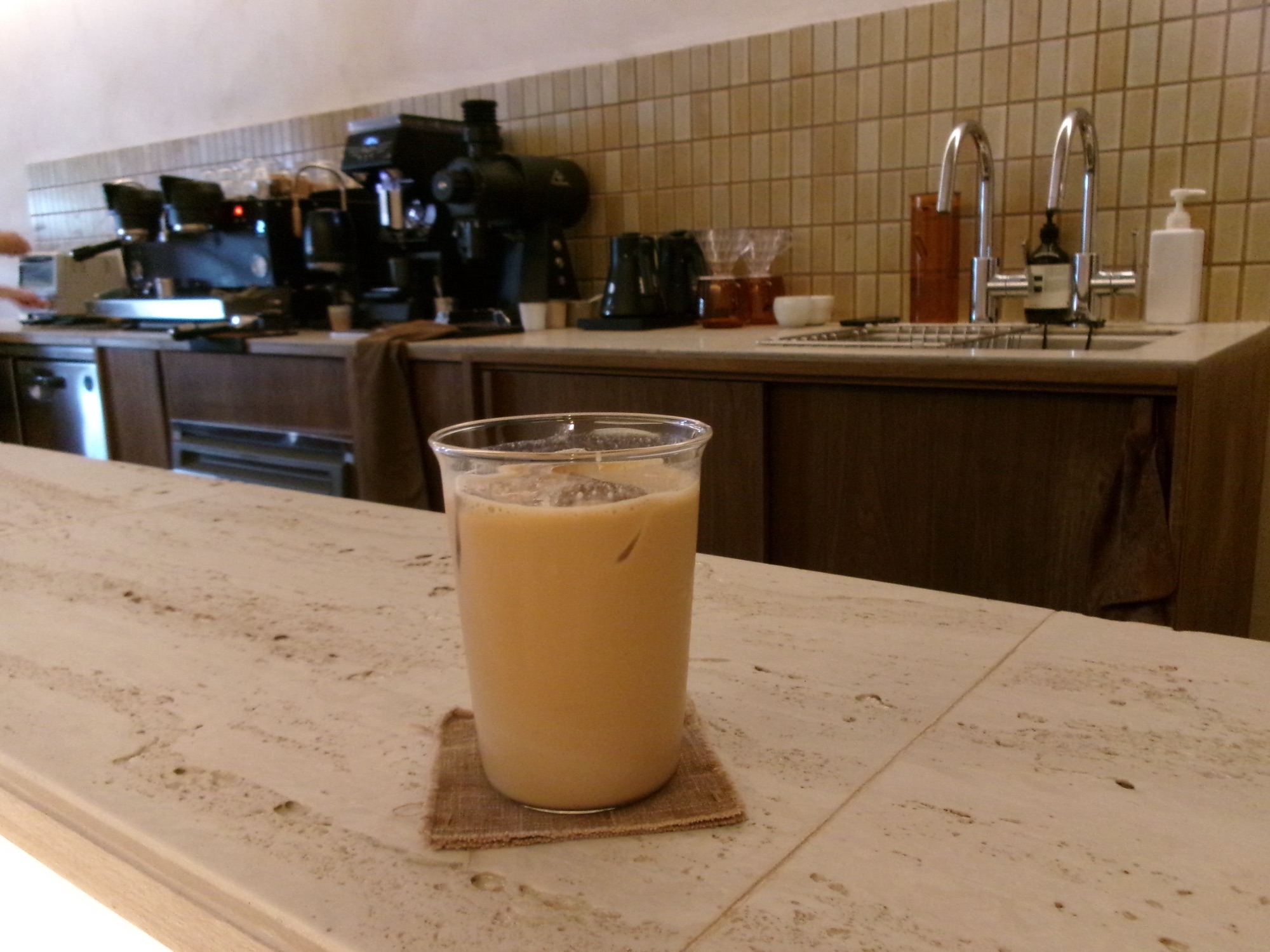 カフェ「DAWN」のカウンターで飲むアイスラテ