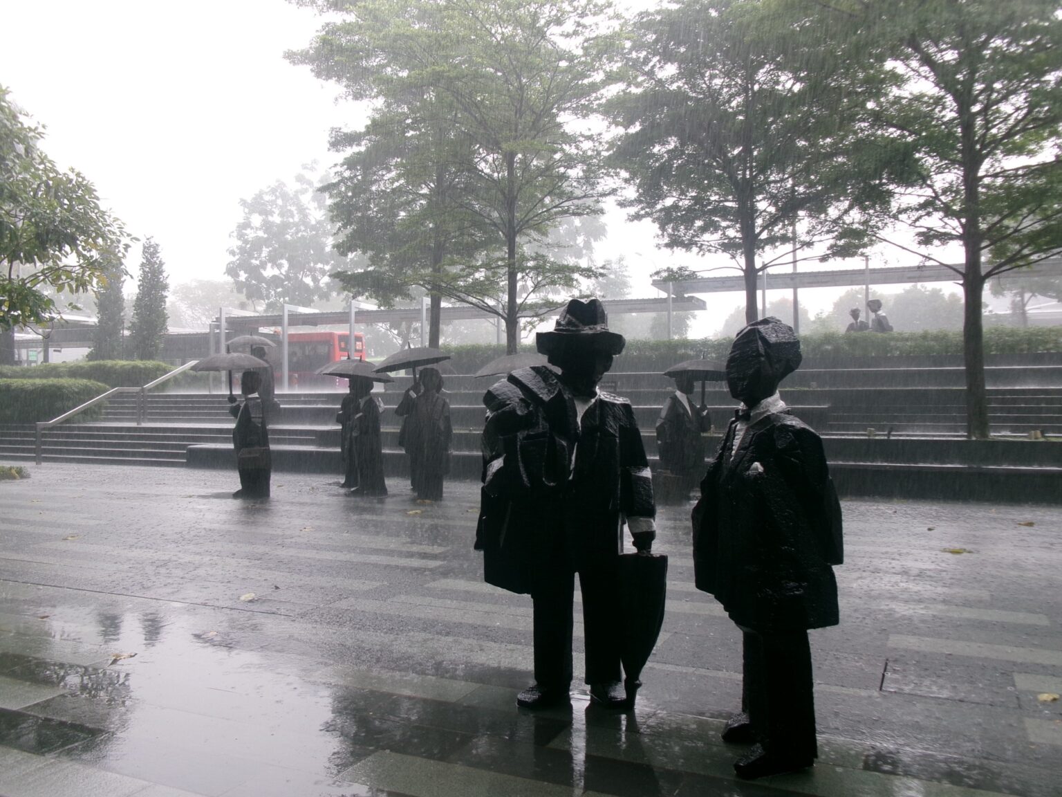 雨の日のモニュメント