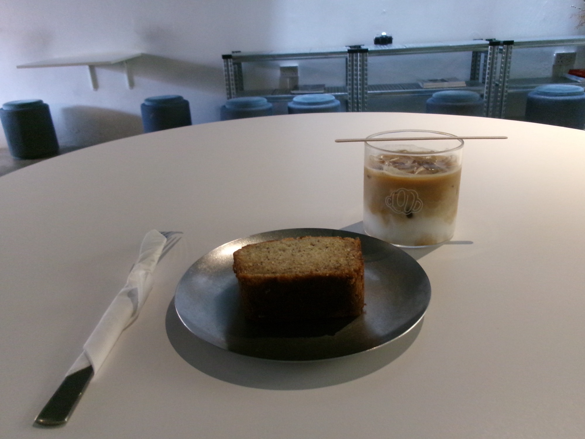 落ち着くカフェ「Cloud」のアイスラテとバナナケーキ
