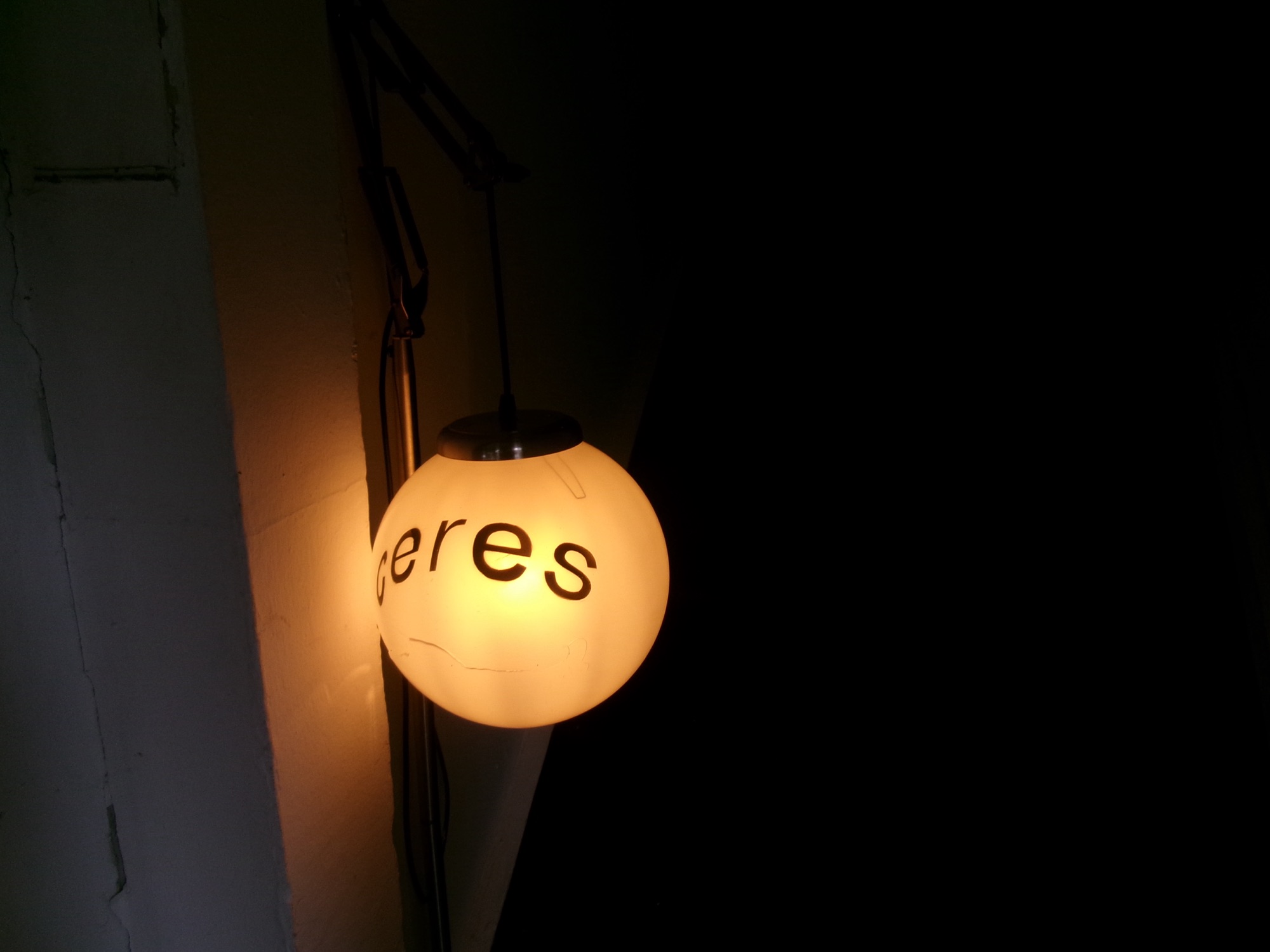 「Ceres」へと続く階段にあるおしゃれなランプ