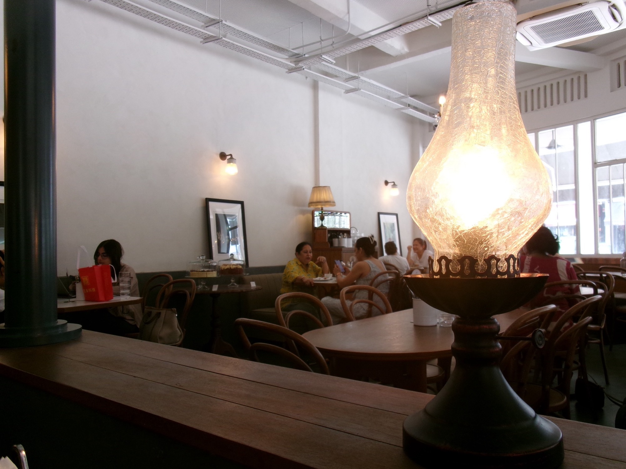 シンガポールのカフェ「Supernova」の店内