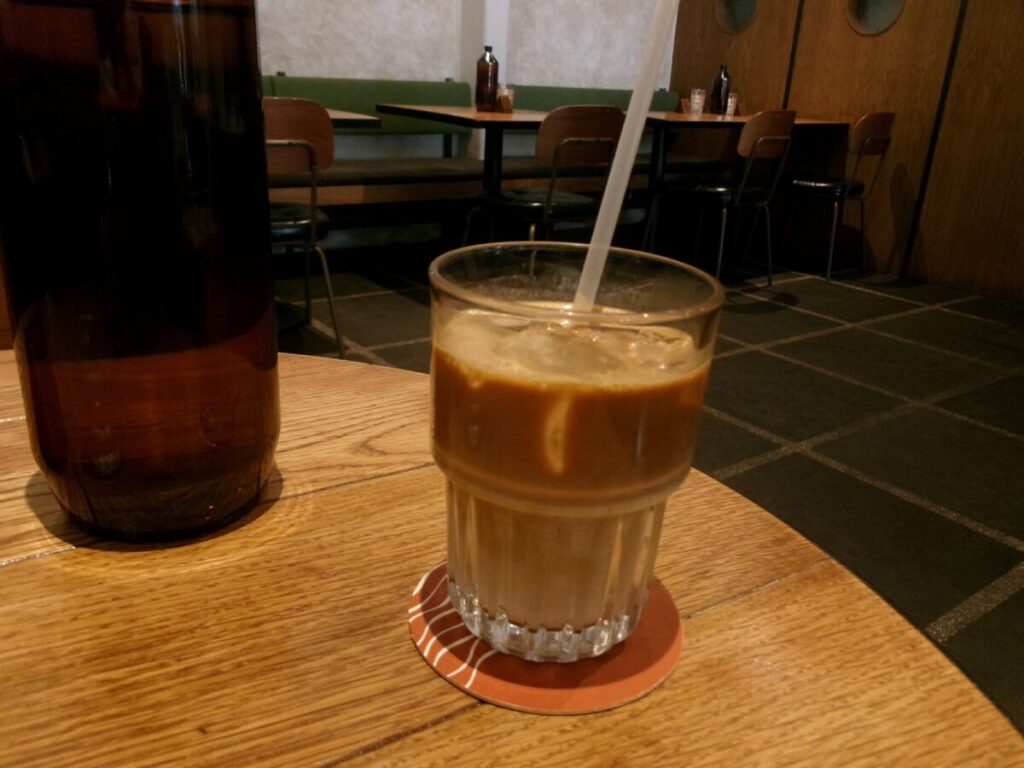 Five Oars Coffee Roastersのアイスラテ