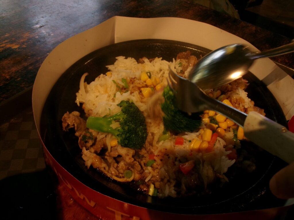 ラオパサのペッパーライスのような鉄板焼きライス