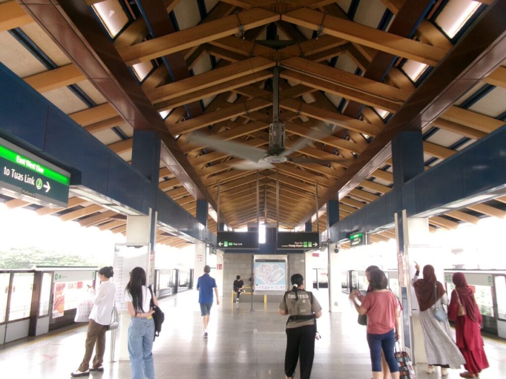 Eunos駅のホーム