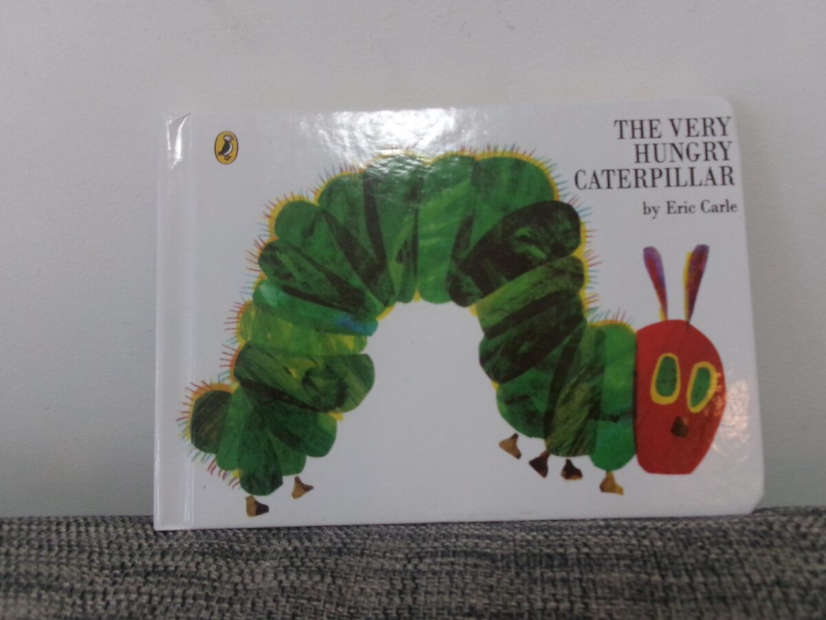 The very hungry caterpillar(はらぺこあおむし)の英語の絵本