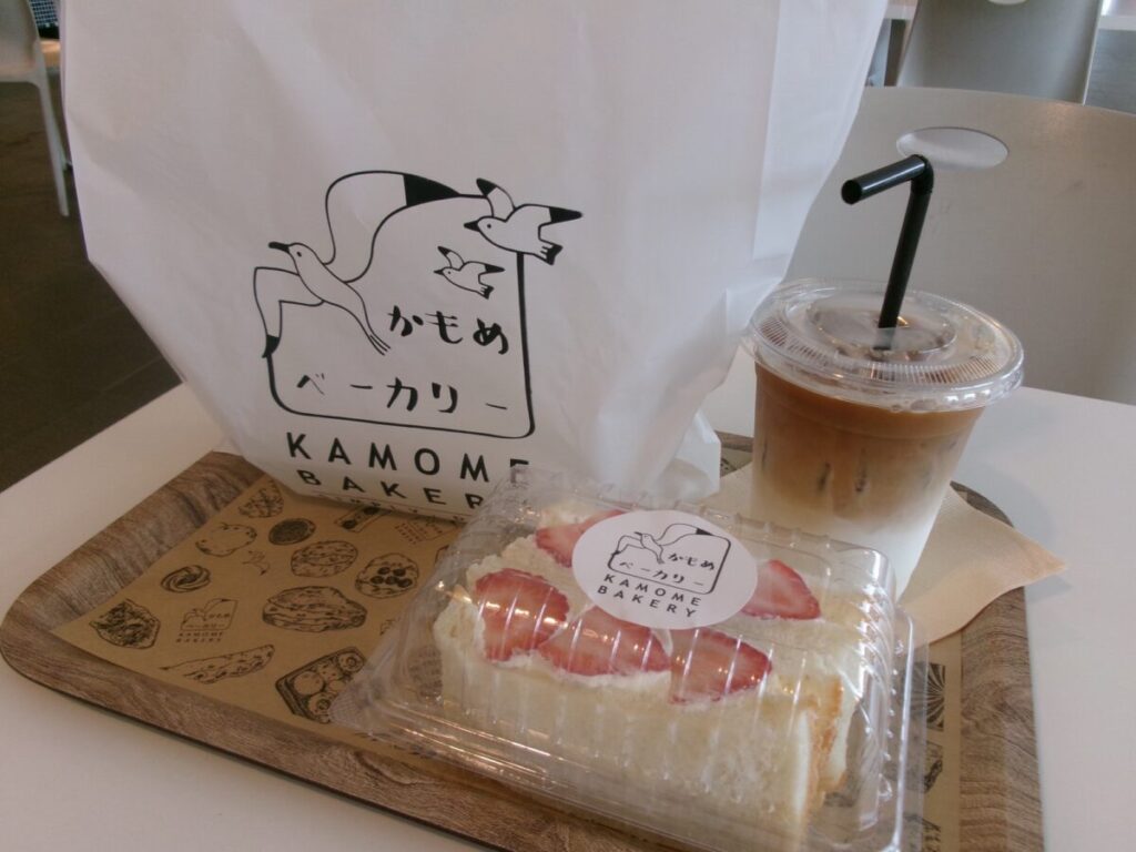 kamome bakeryのフルーツサンドとアイスラテ