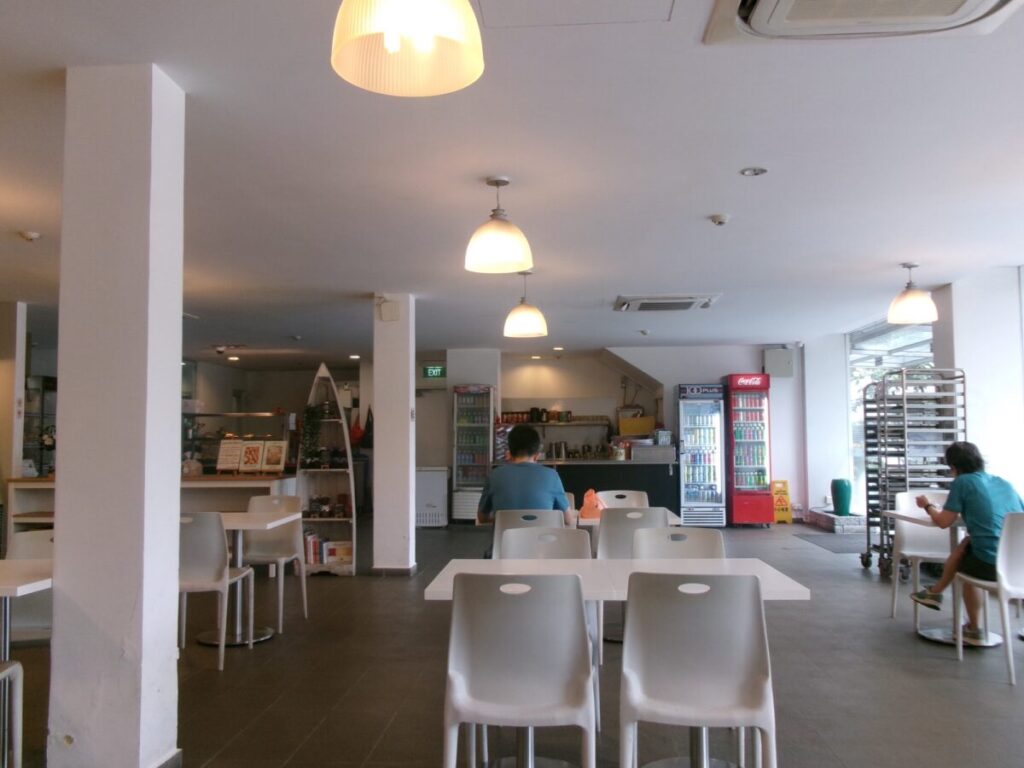 ブキティマのkamome bakeryの広々としたイートインスペース