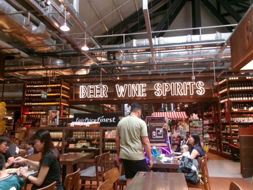 フェアプライス、クラークキーのおしゃれな店舗のイートインエリア