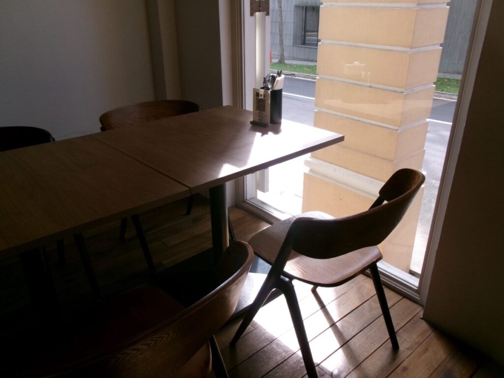 Twenty Eight Cafeの光が差し込む店内