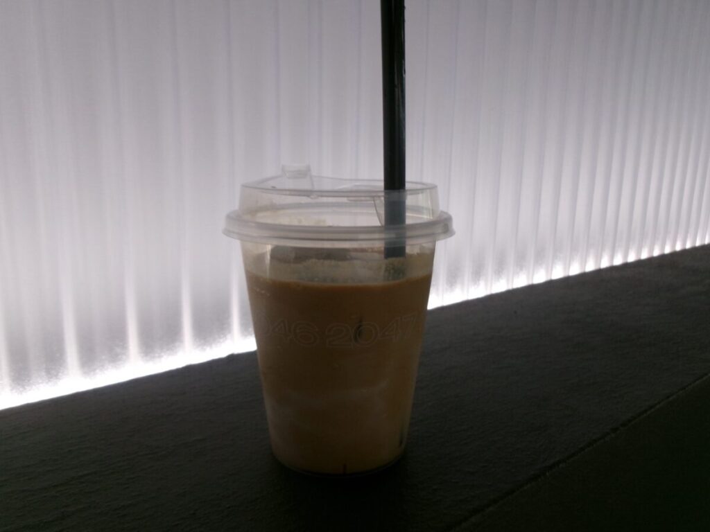 2050 Coffeeのアイスラテ