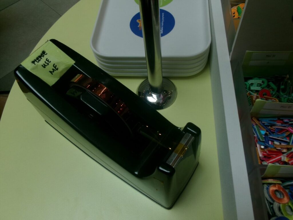 Sea Appleのワッペンを仮止めするテープ